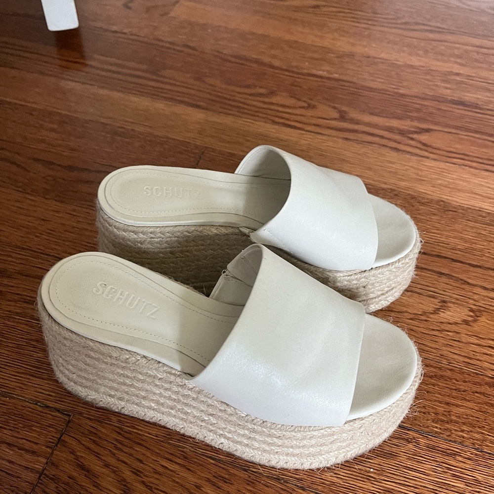 Shutz Platform Sandal Size 5 (Runs Large)